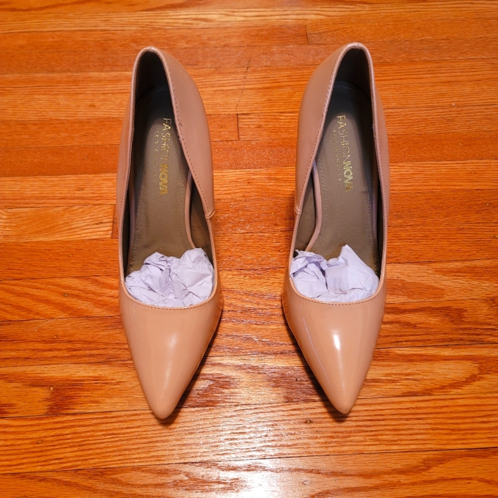 NUDE PUMPS WITH GOLD ACCENT HEELS Sz 8
